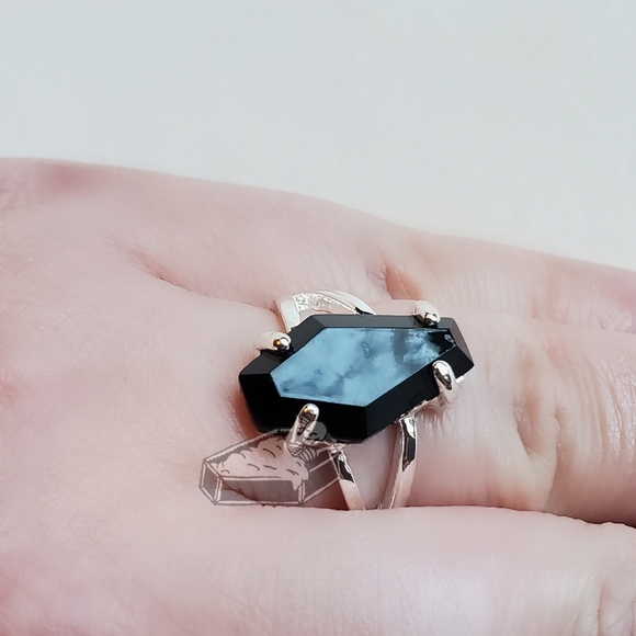 Poshmark won't let me delete this? 🫤 - Picture 5 of 12